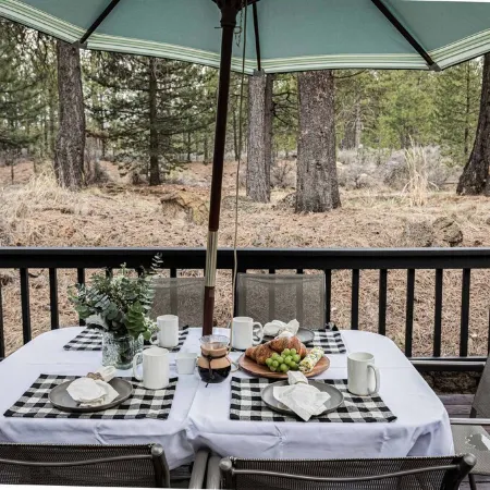 Peaceful modern oasis -walking distance to Village
