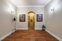 Luxury Italian-Style House – Private Room with Separate Entrance/1 Bath/1 Dining