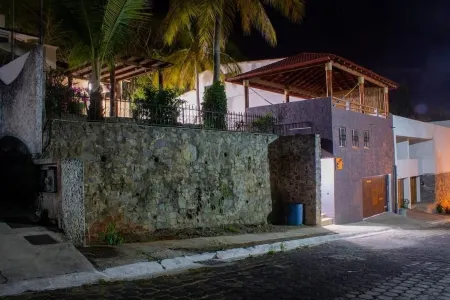 Wonderful residence w/studio, 15 min walk distance from beach & restaurants!