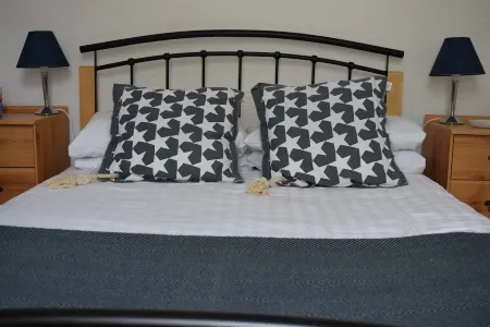 Great location, close to Ventnor beach and town. Perfect for families.