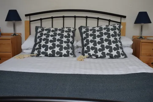 Great location, close to Ventnor beach and town. Perfect for families.