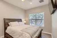 Canyon Lake Retreat, Pets Welcome. WIFI, 3 blocks from boat ramp 6