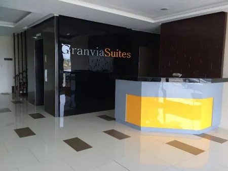 Near SM City, Homey with fast WIFI & SMART TV!