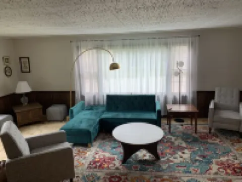 Cherry Corner Cottage-Vintage 3 Bedroom Home *instant booking*