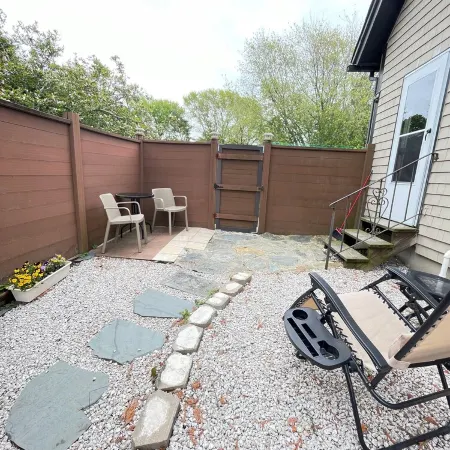 Spacious, comfortable rooms near beach & Newport