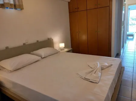 Kinetious Nisous Stylish Apt, Pool, near the Beach