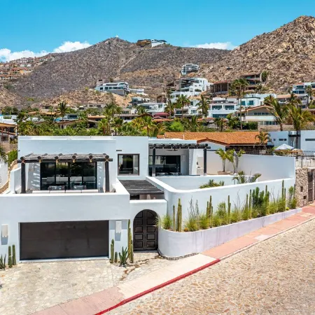 Steps to Beach: 4Br Luxe Villa+Pool+Maid+Concierge+Health Club+Spa