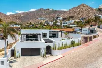 Steps to Beach: 4Br Luxe Villa+Pool+Maid+Concierge+Health Club+Spa