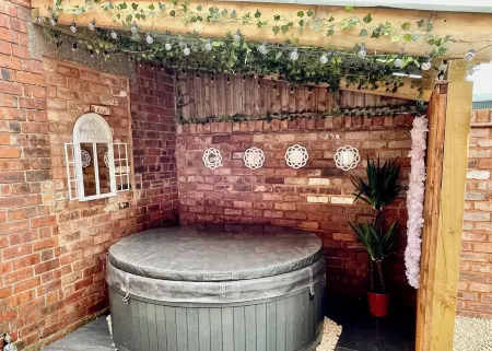 Brand New Barn conversion - With Hot Tub Отели рядом с достопримечательностью «Нешнел Мемориал Арборетум»