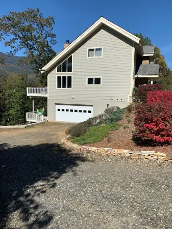 Mountain Views, 4 bedroom, Sleeps 12.