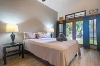 ON THE BEACH! Soaking Tub/Music/Wi-Fi & A/C-Queen Beds