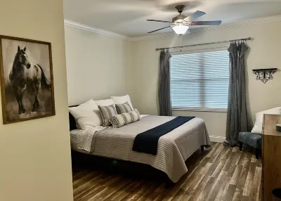 Modern & Comfy, winter is here, near Cade's Cove in Townsend, the peaceful side! Hotels near Smoky Mountain River Rat Main Tubing Outpost