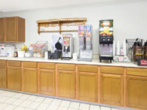 Budget Inn & Suites Hotels in DeWitt