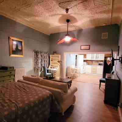 Canalside Restaurant & Inn Rooms