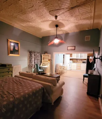 Canalside Restaurant & Inn Hotels in Port Colborne