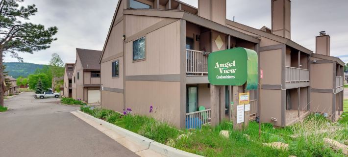 Chic Angel Fire Condo Walk to Ski Resort! Hotels in Angel Fire