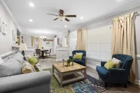 Modern & Cozy Home Mins to everything