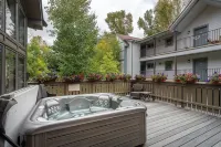 Hidden Gem, 4 Min to Lift 7 Garage, Hot Tub, Lux Kitchen, Big + Bright 4 Bedroom Condo by RedAwning