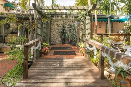 Suite Dreams Inn by the Beach Отели рядом с достопримечательностью «Ки-Уэст Баттерфлай энд Нейчер Консерватори»