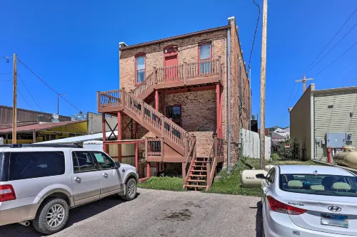 Walk to Dining, Breweries and Shops! Dtwn Custer Apt - Pet friendly