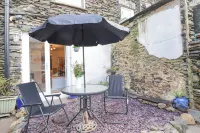 The Wonky Burrow - Country Houses