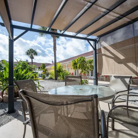 Island Sun Inn & Suites - Historic Venice & Beach Getaway