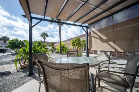 Island Sun Inn & Suites - Venice, Florida Historic Downtown & Beach Getaway