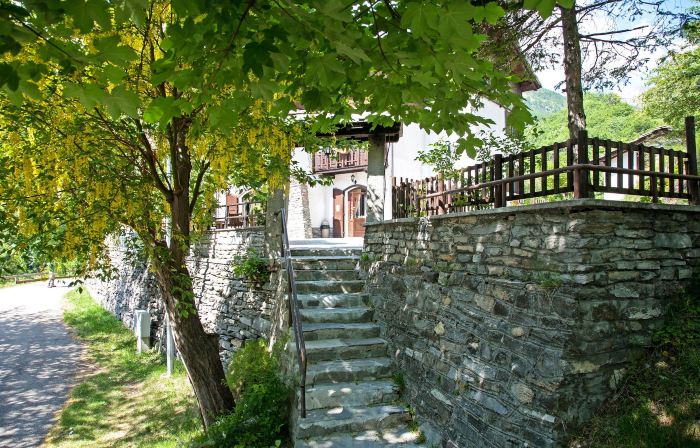 Chalet sul lago Hotel In Montagna