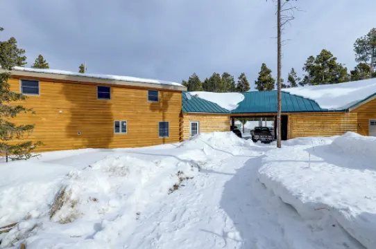 2 Mi to Skiing Casper Cabin with Mtn Views!