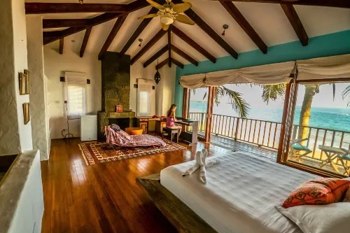Casa Baronesa Waterfront Villa Hotels in Puerto Villamil