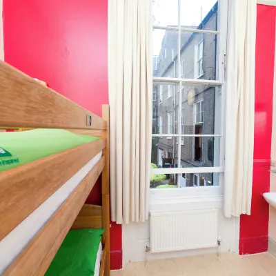 YHA London Earl's Court Hotel dekat Stasiun Kereta Clapham Junction