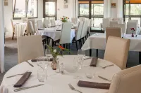 Logis le Saint Cyr Hotels in Montmelard
