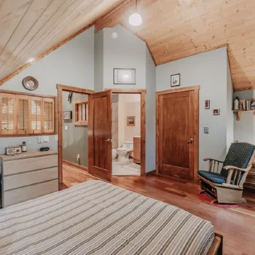 21gs - Log  - Pets Ok - Sleeps 6 3 Bedroom Home by RedAwning