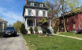 2Br Private Victorian Apartment in City Location on Half Acre Sleeps 5
