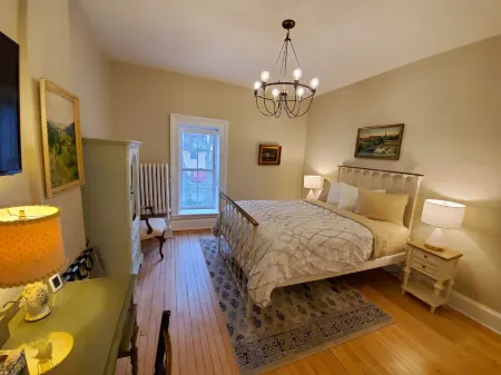 Governor's Mansion Inn Отели рядом с достопримечательностью «Аллайант Энерджи Сентер»