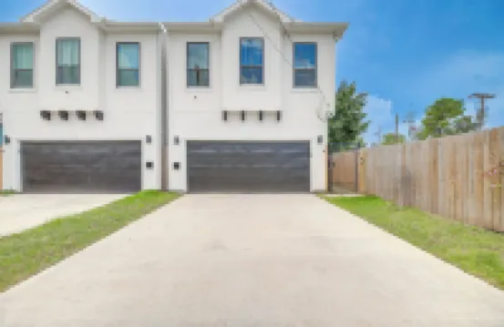 Modern Houston Home w/ Yard, 3 Mi to Toyota Center