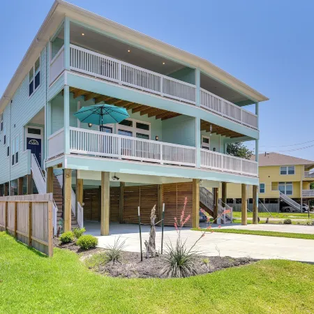 La Porte Home w/ Balconies: Walk to Beach!