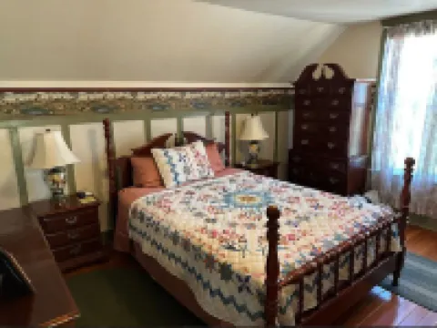 Charming 4-bedroom Pearce Historic Farmhouse in Roseburg with AC and WIFI