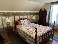Charming 4-bedroom Pearce Historic Farmhouse in Roseburg with AC and WIFI