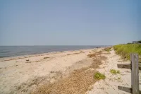 Pet-Friendly Villas Vacation Rental Walk to Bay - WiFi