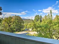 House w/ Balcony ~ 5 Mi to Cranmore Resort! Hotels in Glen