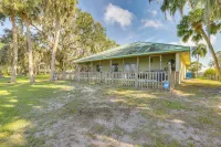 On Lake Istokpoga: Lorida Home w/ Lanai! - 3-Star