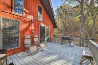Secluded Cresco Cabin w/ Deck + Forest Views! - Parkplatz