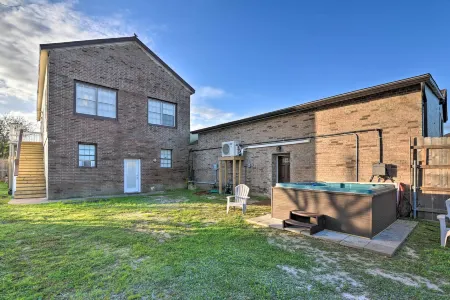 1/2 Mi to Beach: Convenient Retreat in Galveston! Отели рядом с достопримечательностью «Галвестон Айленд Конвеншен Сентер эт Сан Луис Резорт»