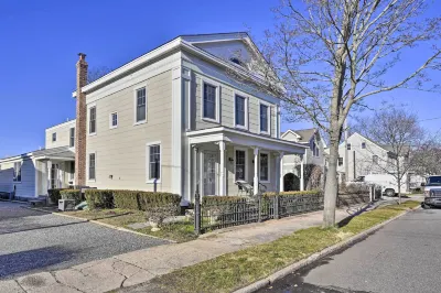 Bright Apartment - 1/2 Mi to Greenport Harbor! Hotels near Railroad Museum of Long Island