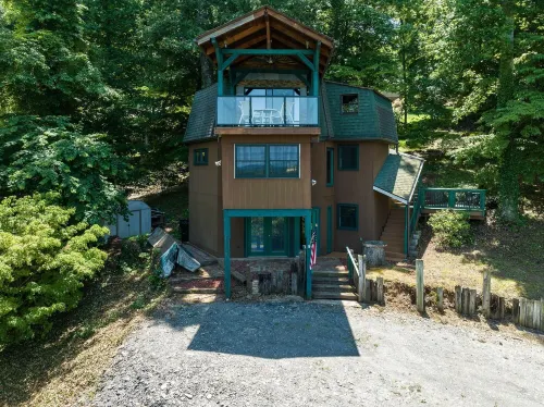 Lakeside Retreat: Unwind and Rejuvenate at our Boone Lake Rental with Hot Tub