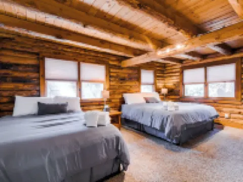 Stunning large Cabin with Hot tub, AC, Pool table, fenced yard 卡馳納山莊酒店