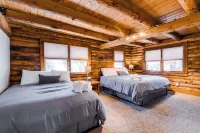 Stunning large Cabin with Hot tub, AC, Pool table, fenced yard