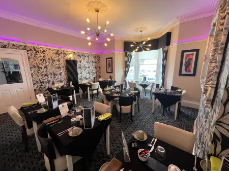 Lauriston & Lawton Court Hotel Отели в г. Лландудно