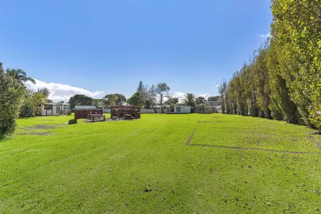 Port Waikato Holiday Park Отели в г. Уэйкарету